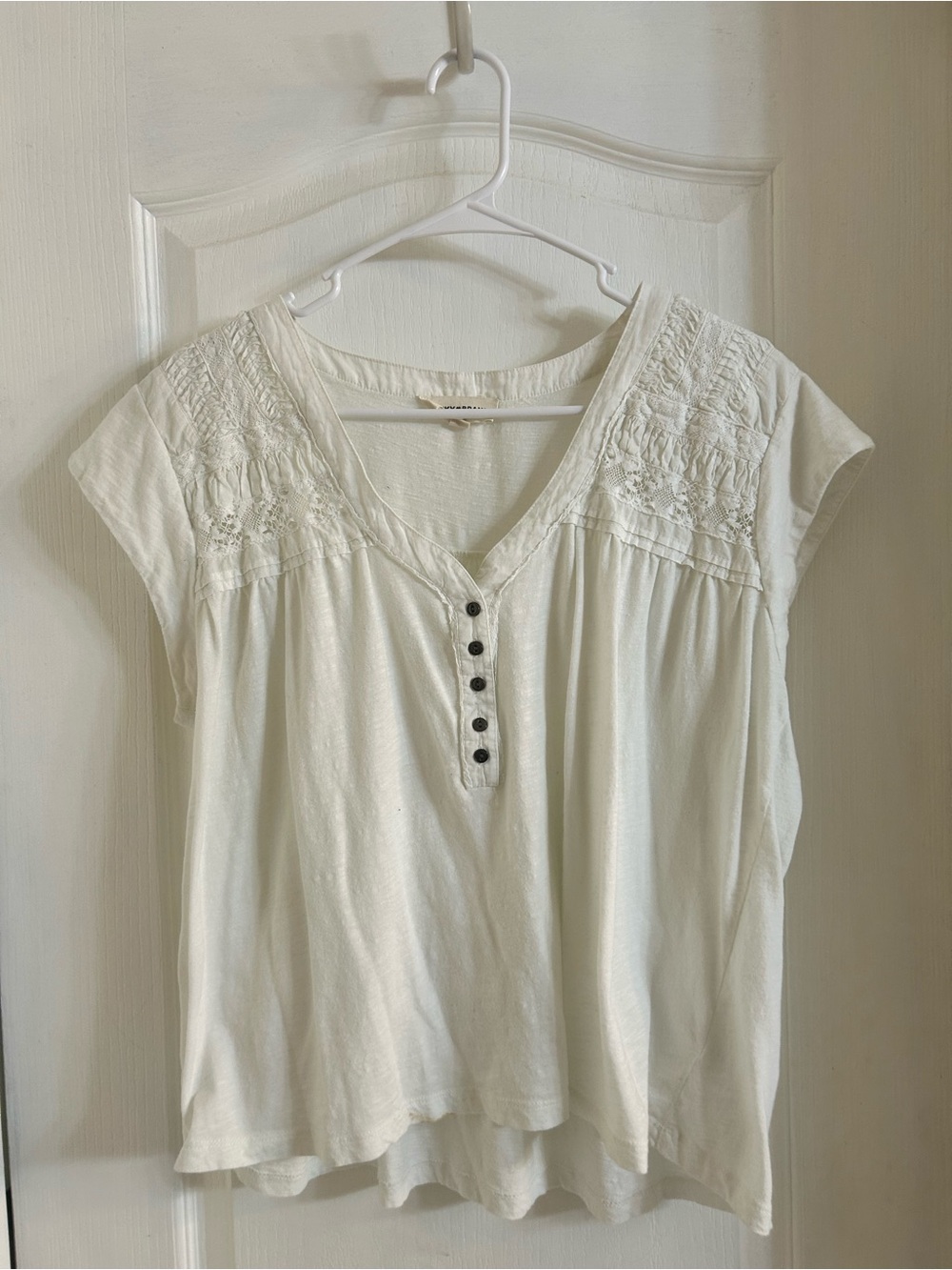 Lucky brand Knit V-Neck Cap Sleeve Mesh Embroidered Yoke Tee Shirt - size large